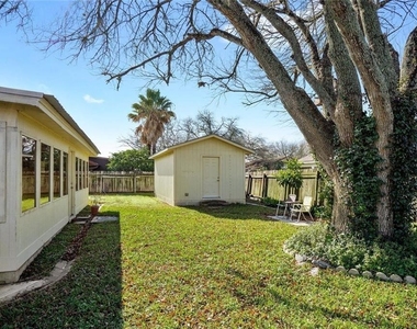 813 S Guadalupe St - Photo Thumbnail 25