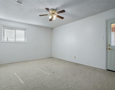 813 S Guadalupe St - Photo Thumbnail 18