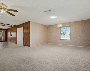 813 S Guadalupe St - Photo Thumbnail 5