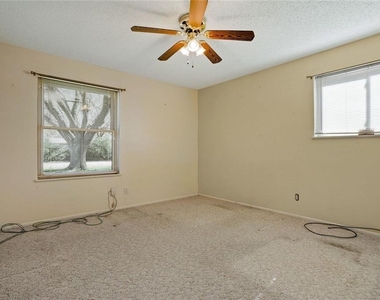 813 S Guadalupe St - Photo Thumbnail 21