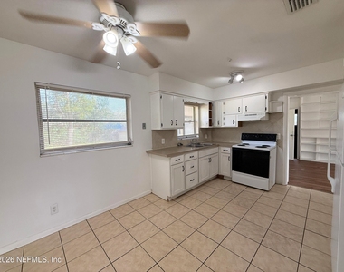 7609 Tacony Drive - Photo Thumbnail 4