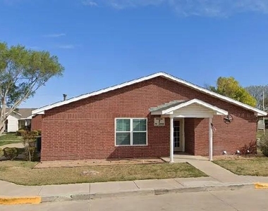 2250 W 15th St - Photo Thumbnail 4
