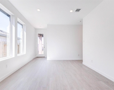 27410 Sweetwater Bay Drive - Photo Thumbnail 12