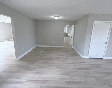 5902 Willow Glen Drive - Photo Thumbnail 6