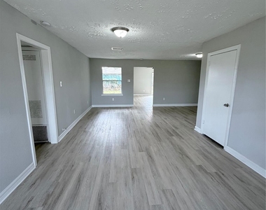 5902 Willow Glen Drive - Photo Thumbnail 16