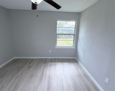 5902 Willow Glen Drive - Photo Thumbnail 12