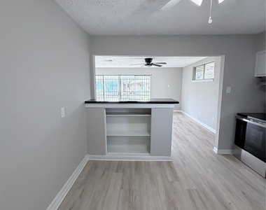 5902 Willow Glen Drive - Photo Thumbnail 7