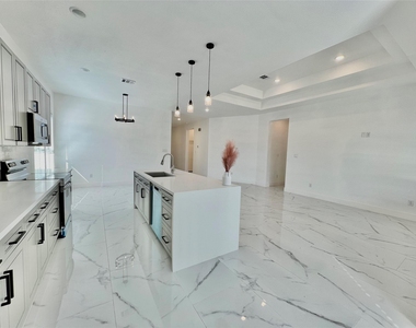 10127 Grover Ln - Photo Thumbnail 2