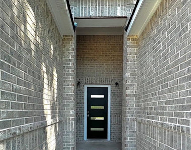 10127 Grover Ln - Photo Thumbnail 6