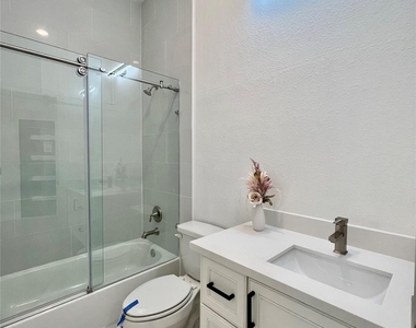 10127 Grover Ln - Photo Thumbnail 3