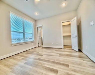 1254 N Post Oak Road - Photo Thumbnail 16