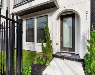 211 Milby Street - Photo Thumbnail 2