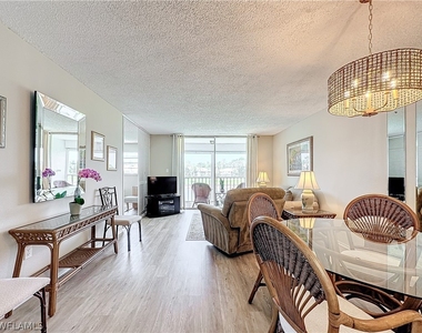 300 Forest Lakes Boulevard - Photo Thumbnail 10