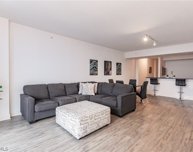 3000 Oasis Grand Boulevard - Photo Thumbnail 2