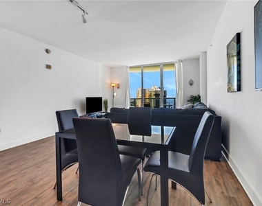3000 Oasis Grand Boulevard - Photo Thumbnail 6