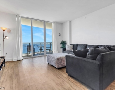 3000 Oasis Grand Boulevard - Photo Thumbnail 14