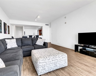 3000 Oasis Grand Boulevard - Photo Thumbnail 18