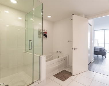 3000 Oasis Grand Boulevard - Photo Thumbnail 7