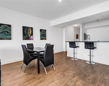 3000 Oasis Grand Boulevard - Photo Thumbnail 12