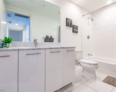 3000 Oasis Grand Boulevard - Photo Thumbnail 20