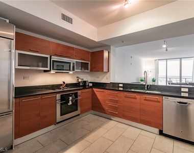 3000 Oasis Grand Boulevard - Photo Thumbnail 9