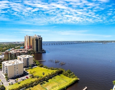 3000 Oasis Grand Boulevard - Photo Thumbnail 34