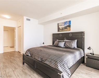 3000 Oasis Grand Boulevard - Photo Thumbnail 4