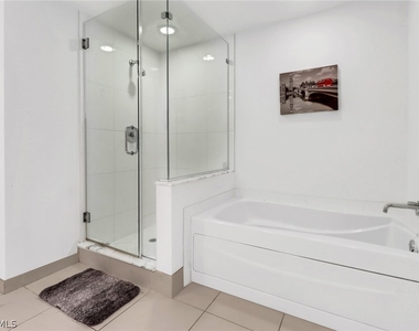 3000 Oasis Grand Boulevard - Photo Thumbnail 22
