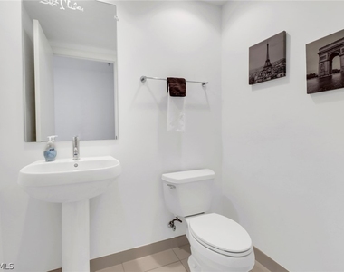 3000 Oasis Grand Boulevard - Photo Thumbnail 24