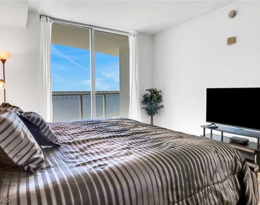 3000 Oasis Grand Boulevard - Photo Thumbnail 26