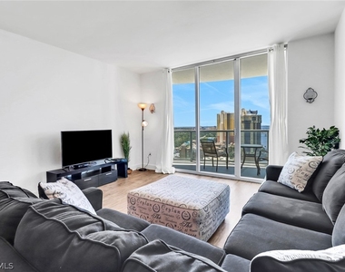 3000 Oasis Grand Boulevard - Photo Thumbnail 15