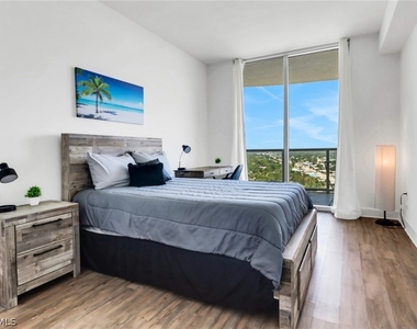 3000 Oasis Grand Boulevard - Photo Thumbnail 17