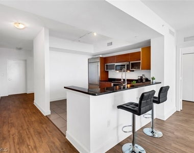 3000 Oasis Grand Boulevard - Photo Thumbnail 13