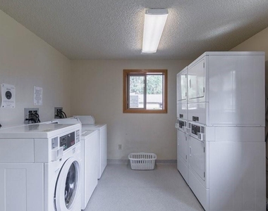 1108 Ne Rose St - Photo Thumbnail 9