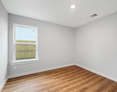 6609 Bacher Street - Photo Thumbnail 7