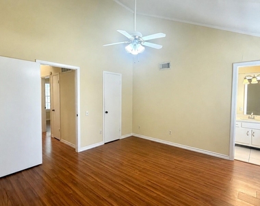11710 Southlake Drive - Photo Thumbnail 33