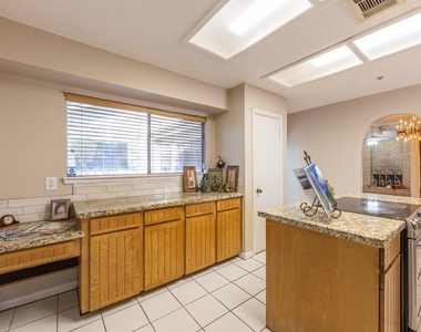 6030 Gallant Forest Drive - Photo Thumbnail 9