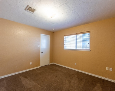 6030 Gallant Forest Drive - Photo Thumbnail 25