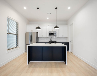 2528 Live Oak Street - Photo Thumbnail 4