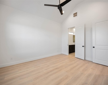 2528 Live Oak Street - Photo Thumbnail 10