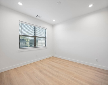 2528 Live Oak Street - Photo Thumbnail 6
