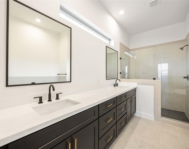 2528 Live Oak Street - Photo Thumbnail 12
