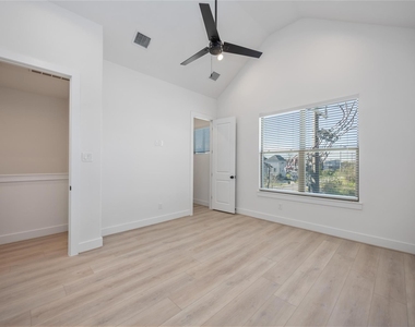 2528 Live Oak Street - Photo Thumbnail 11