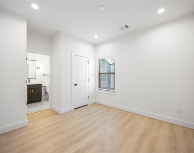 2528 Live Oak Street - Photo Thumbnail 7