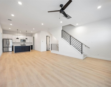 2528 Live Oak Street - Photo Thumbnail 2