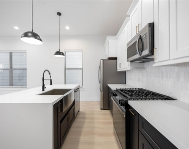 2528 Live Oak Street - Photo Thumbnail 3