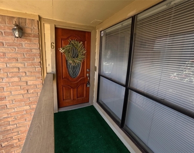 1881 Bering Drive - Photo Thumbnail 3