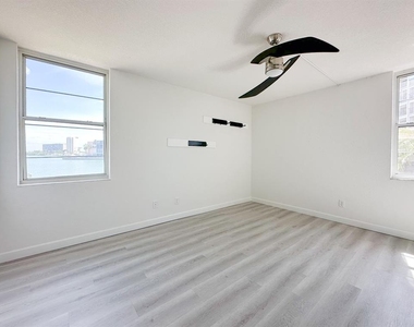 7910 Sun Island Drive S - Photo Thumbnail 14