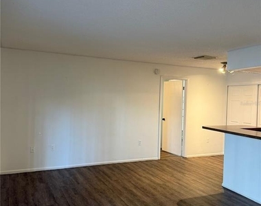 3827 Bay Club Circle - Photo Thumbnail 5