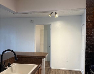3827 Bay Club Circle - Photo Thumbnail 10
